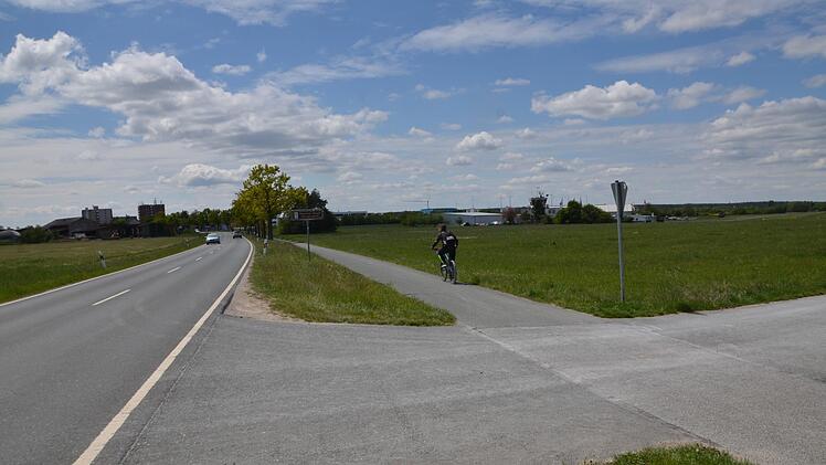 Bei einem &Uuml;berholversuch auf der Abzweigung des Radweges zwischen Herzogenaurach und Beutelsdorf kam es zum folgenschweren Zusammensto&szlig; zweier Radfahrer. Foto: Bernhard Panzer