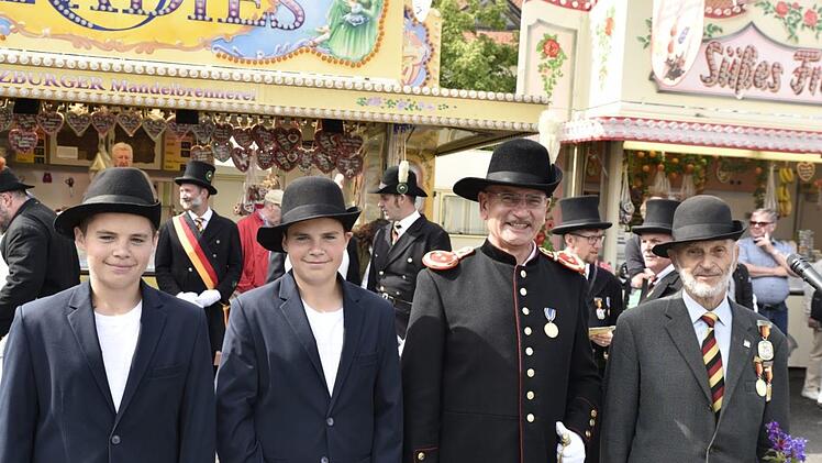 Ältester Ausmarschierer war in diesem Jahr der 82-jährige Ernst Zieg (rechts), jüngste Teilnehmer am Auszug waren die 14-jährigen Zwillinge Philipp (links) und Lukas Hau.  Foto: Gerolt Snater