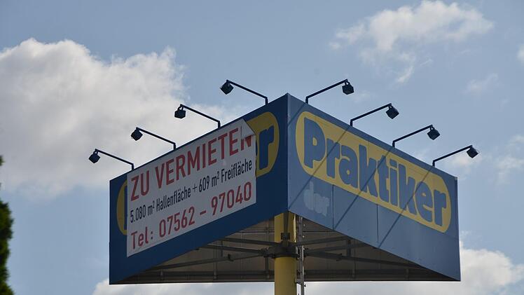 Seit Jahren schon wird darauf hingewiesen, dass der ehemalige Praktikermarkt zur Vermietung ansteht.