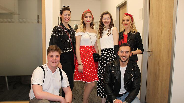 In Schale geworfen - und zwar im Stile des Gründungsjahres 1950 - hatten sich die jungen Mitarbeiter der Wohnbau. Hinten, von links: Lara Kremer, Nicole Müller, Julia Zimmermann und Jessy Reinhardt; vorne, von links: Max Henkel und Timucin Balkan.Oliver Schmidt