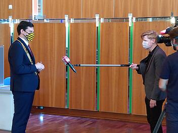 Coburgs neuer OB Dominik Sauerteig bei einem Interview in der Sitzungspause. Foto: Simone Bastian