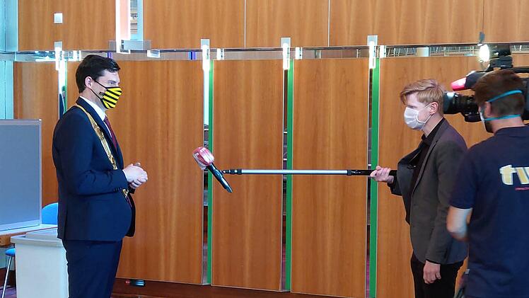 Coburgs neuer OB Dominik Sauerteig bei einem Interview in der Sitzungspause. Foto: Simone Bastian