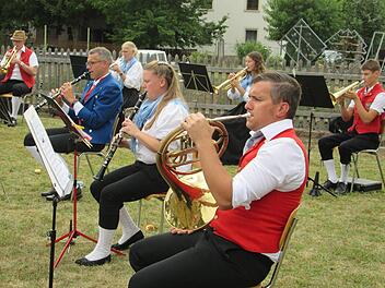 Manuel Bindrum (vorne) bläst nicht nur das Horn, sondern hat als neuer Vorsitzender auch das Sagen bei den  Untererthaler Musikanten. Foto: Winfried Ehling