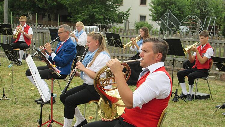 Manuel Bindrum (vorne) bläst nicht nur das Horn, sondern hat als neuer Vorsitzender auch das Sagen bei den  Untererthaler Musikanten. Foto: Winfried Ehling