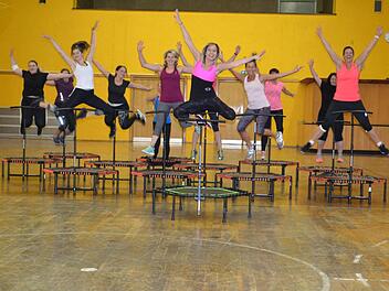 Jump your body: Christiane Bittners Trampolinkurs ist ein Angebot der Volkshochschule Lichtenfels - normalerweise. Aktuell kann der Kurs aufgrund des Infektionsgeschehens nicht stattfinden. Das Bild entstand vor Beginn der Pandemie.  Foto: Volkshochschule Lichtenfels