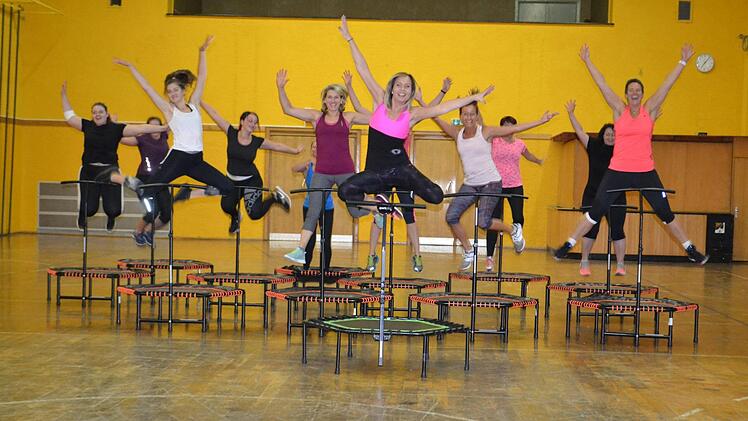 Jump your body: Christiane Bittners Trampolinkurs ist ein Angebot der Volkshochschule Lichtenfels - normalerweise. Aktuell kann der Kurs aufgrund des Infektionsgeschehens nicht stattfinden. Das Bild entstand vor Beginn der Pandemie.  Foto: Volkshochschule Lichtenfels