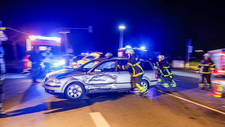 Zirndorf: Kollision auf der St 2245 - Rettungswagen, Polizei und Feuerwehr im Einsatz