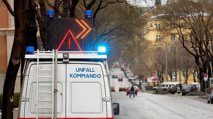 Wer in Österreich die Polizei zu einem Unfall mit Sachschaden ruft, bezahlt die Unfallmeldegebühr.