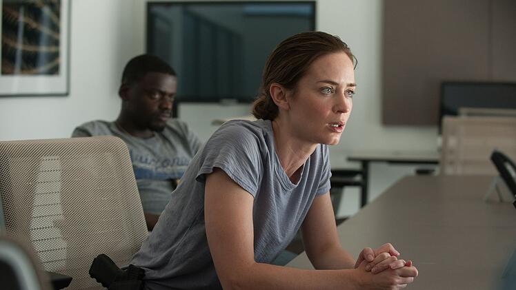 Kate Macy (Emily Blunt) ahnt, dass sie eine unbedeutende Figur in einem gro&szlig;en Spiel ist.