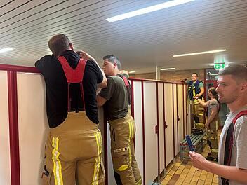 Schreckmoment im Crana Mare in Kronach: Feuerwehr rettet Kind aus Umkleide