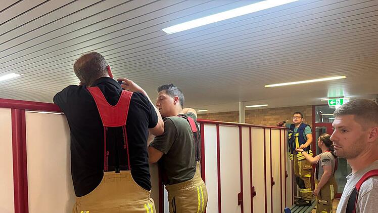 Schreckmoment im Crana Mare in Kronach: Feuerwehr rettet Kind aus Umkleide