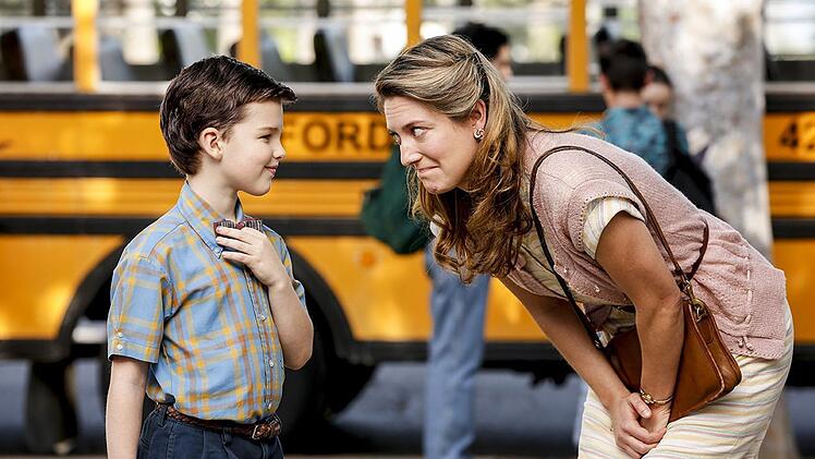 Sheldon (Iain Armitage) und seine Mutter (Zoe Perry) haben ein kompliziertes Verh&auml;ltnis. In der Prequel-Serie "Young Sheldon" erfahren "Big Bang Theory"-Fans, wie Sheldons Jugend in Texas so war.