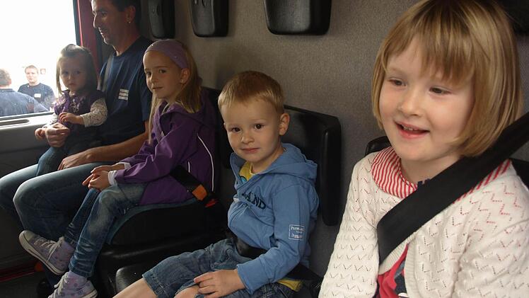 Rundfahrt im Feuerwehrauto (von links): Rainer Schubert mit seinen Kindern Sophie und Selina sowie mit Jan und Maja Bömmel.  Fotos: Stefan Geiger
