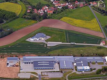 Keine Luftnummer bleibt die Betriebsratswahl bei Uniwell in Eyrichshof. Kandidaten treten nun auf drei Listen an. Unser Bild zeigt vorne den Wellrohrbetrieb (dahinter links das Firmengebäude der Metzgerei Fuchs und rechts  das Gebäude des Staatsforstbetriebes sowie, ganz hinten, Siegelfeld)   Foto: Ronald Rinklef