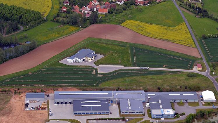 Keine Luftnummer bleibt die Betriebsratswahl bei Uniwell in Eyrichshof. Kandidaten treten nun auf drei Listen an. Unser Bild zeigt vorne den Wellrohrbetrieb (dahinter links das Firmengebäude der Metzgerei Fuchs und rechts  das Gebäude des Staatsforstbetriebes sowie, ganz hinten, Siegelfeld)   Foto: Ronald Rinklef