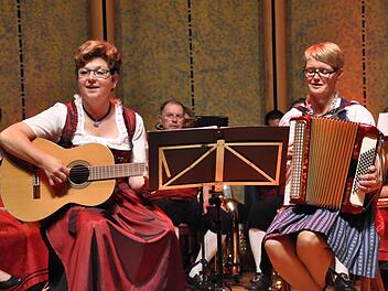 Sentimental erzählten Gabi Kanz und Ilona Zirkelbach (von links) beim Fränkischen Heimatabend in Bad Kissingen vom fränkischen Wind. Foto: Peter Klopf