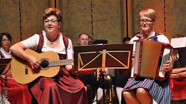 Sentimental erzählten Gabi Kanz und Ilona Zirkelbach (von links) beim Fränkischen Heimatabend in Bad Kissingen vom fränkischen Wind. Foto: Peter Klopf