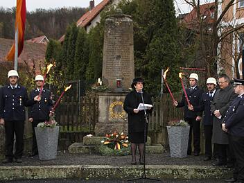 Bürgermeisterin Brigitte Meyerdierks zeigt sich am Kriegerdenkmal in Römershag erschüttert über die Anschläge in Paris.  Foto: Ulrike Müller