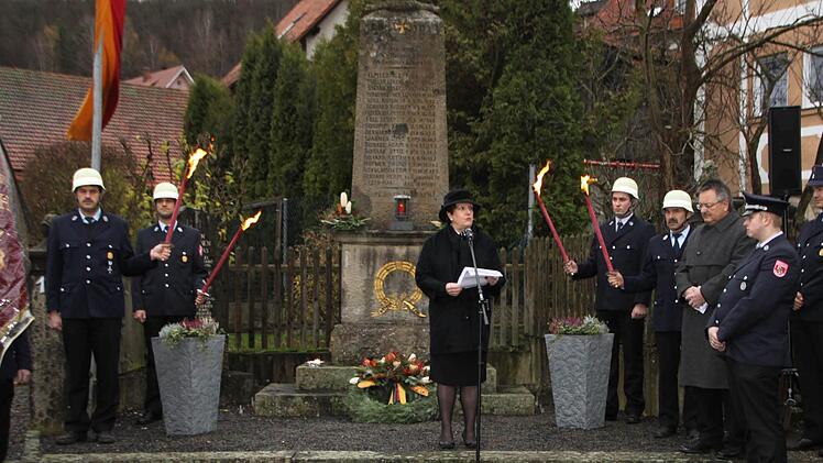 Bürgermeisterin Brigitte Meyerdierks zeigt sich am Kriegerdenkmal in Römershag erschüttert über die Anschläge in Paris.  Foto: Ulrike Müller