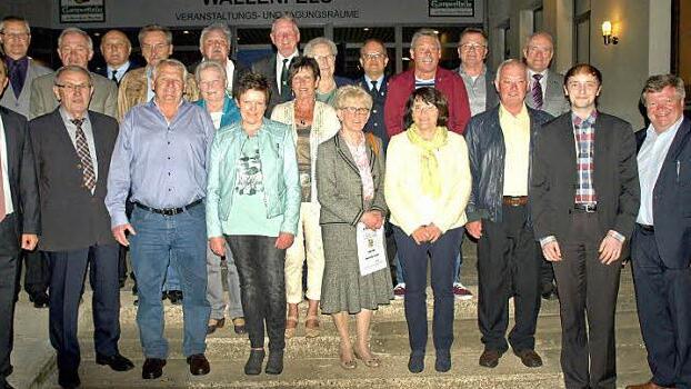 Mit der silbernen Ehrennadel der Stadt Wallenfels wurden diese Männer und Frauen ausgezeichnet (unten links Jens Korn, rechts Erich Mähringer und Frank Müller).