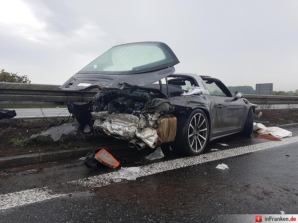 Porsche kracht in Leitplanke und wird von anderem Auto erfasst - Fahrerin lebensgefaehrlich verletzt