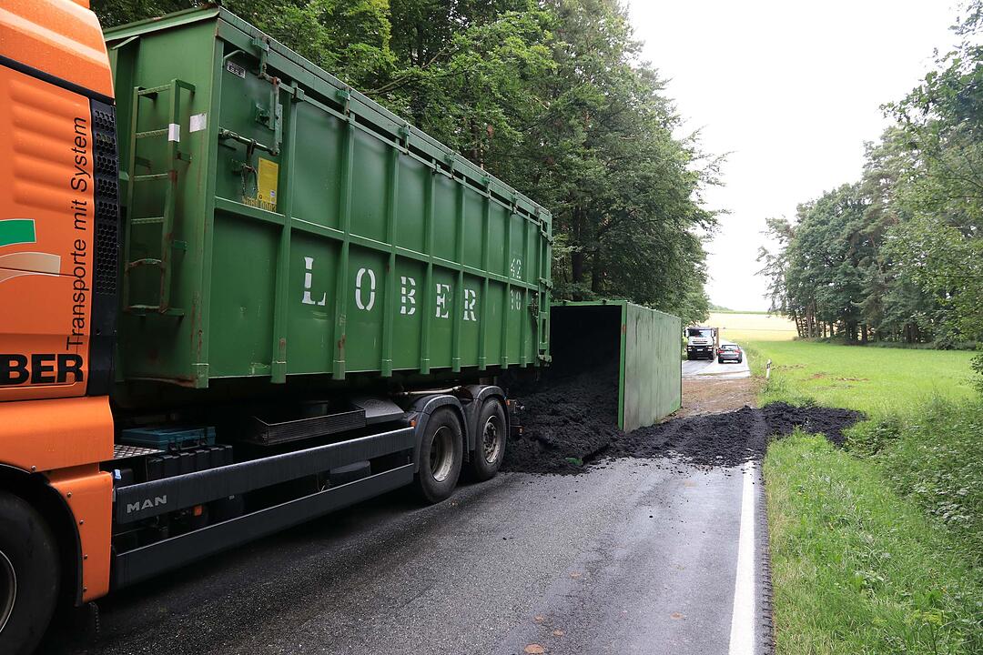 Kreis Bamberg: Lkw-Anhänger kippt um und verliert Ladung – Straße stundenlang gesperrt