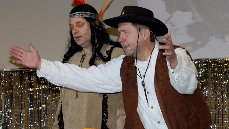 Wolfgang Schorr (links) und Hanni Derra spähten als "Winnetou und Old Shatterhand" so manches in Neubrunn aus.