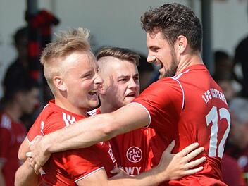 Dürfen sich die Lichtenfelser (von links) Jan Haselmann, Edgar Wagner und Antonio Pranjic am Samstag über die Meisterschaft freuen? Doch dazu ist ein Erfolg im Topspiel in Theisenort nötig. Das FCL-Trio traf zuletzt je einmal beim 5:2-Sieg gegen Schwürbitz.  Foto: Gunther Czepera