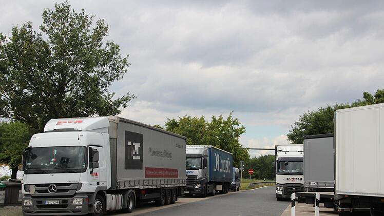 Der Parkplatz Regnitztal bei Eggolsheim reicht für die vielen Lkws oft nicht aus.  Zur Verbesserung  des Rastanlagen-Netzes soll dort eine Tank- und Raststätte gebaut werden. Landwirte müssten dafür Ackerflächen abgeben. Foto: Ronald Heck