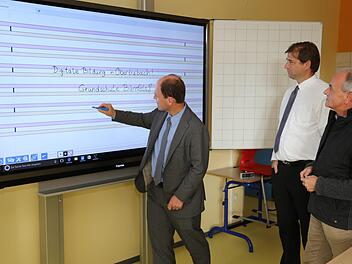 Michael Hofmann testet die Funktion des Touch-Screen-Displays. Landrat Hermann Ulm und Bürgermeister Markus Grüner (r.) schauen zu.   Foto: Franz Galster