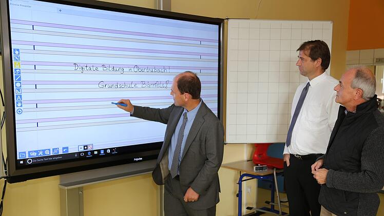 Michael Hofmann testet die Funktion des Touch-Screen-Displays. Landrat Hermann Ulm und Bürgermeister Markus Grüner (r.) schauen zu.   Foto: Franz Galster