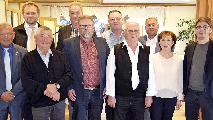 Die Geehrten aus dem Landkreis Lichtenfels mit IG-Bau-Funktionären und dem DGB-Kreisvorsitzenden Heinz Gärtner  Foto: Andreas Welz