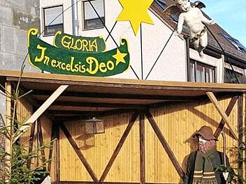 Eine lebensgroße Krippe bildet den Hingucker des Marktes. Foto: sae