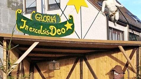 Eine lebensgroße Krippe bildet den Hingucker des Marktes. Foto: sae