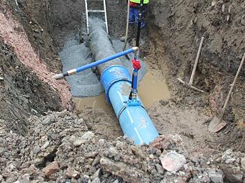 Am Kronacher Kreuzberg musste im vergangenen Jahr dieser Wasserrohrbruch unter einer Straße behoben werden. Ein Leser fragte, was passiert, wenn so ein Schaden auf privatem Grund auftritt. Foto: Archiv/Franziska Rieger