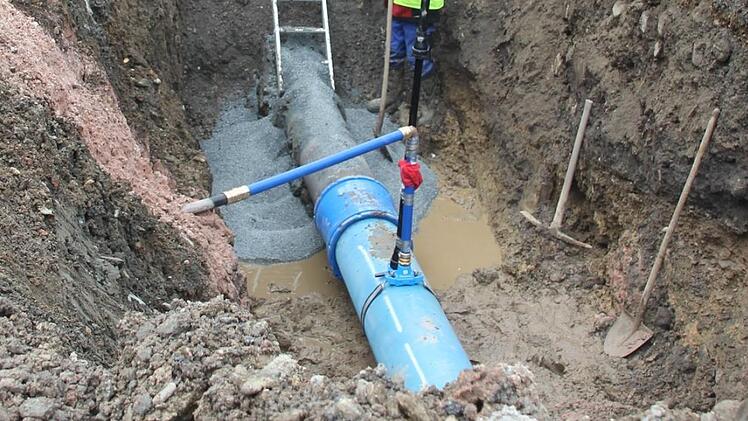 Am Kronacher Kreuzberg musste im vergangenen Jahr dieser Wasserrohrbruch unter einer Straße behoben werden. Ein Leser fragte, was passiert, wenn so ein Schaden auf privatem Grund auftritt. Foto: Archiv/Franziska Rieger