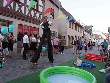 Artist Markus Just blickte von oben auf das bunte Treiben und sorgte vor allem bei den Kindern für Aufmerksamkeit. Fotos: Richard Sänger