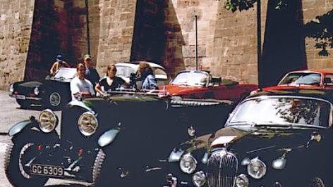 1998 fand das Kulmbacher Oldtimer-Treffen erstmals auf der Plassenburg statt. Im Bild der Jaguar MK II von Walter Schaller und der Bentley 4,5 Litre Blower (links) eines Coburger Teilnehmers.