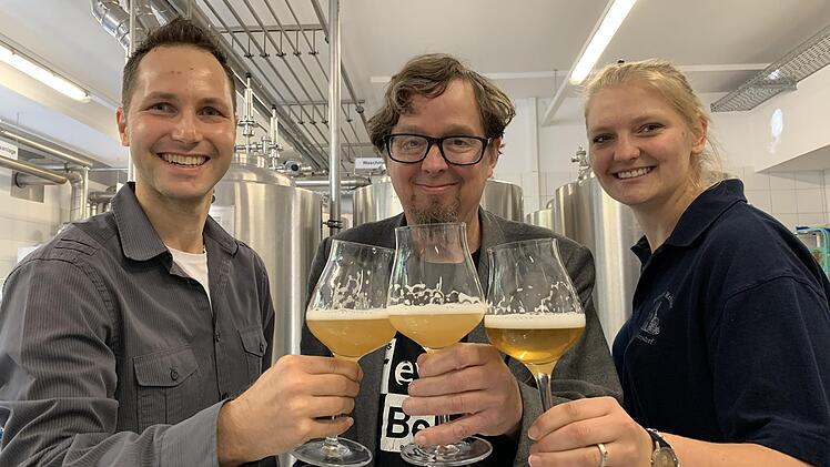 Wer ist da der Schüler? Jim Barnes (43, Mitte) stößt mit seinen Lehrern Marco Scherl und Jana Neubert auf ein gutes Gelingen an. Foto: Sonny Adam