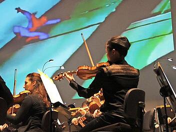 Zu der von den Nürnberger Symphonikern intonierten Filmmusik bekamen die Besucher auch Szenen aus den jeweiligen Filmen - wie hier aus "Spider-Man" - auf der Leinwand über der Bühne präsentiert.  Foto: Andreas Dorsch