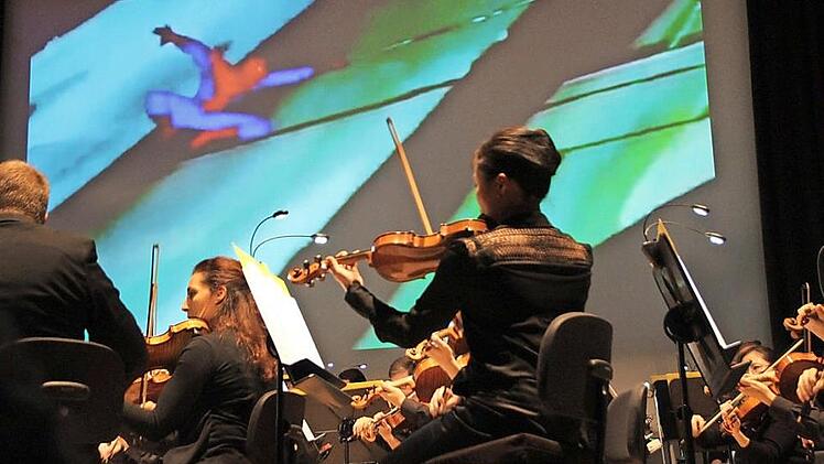 Zu der von den Nürnberger Symphonikern intonierten Filmmusik bekamen die Besucher auch Szenen aus den jeweiligen Filmen - wie hier aus "Spider-Man" - auf der Leinwand über der Bühne präsentiert.  Foto: Andreas Dorsch