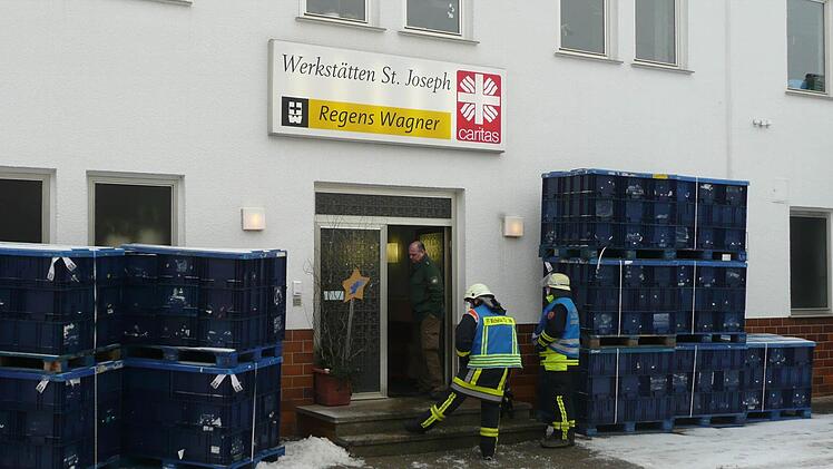 Feuerwehrleute beim Eintreten in das Gebäude, in dem der Rauchmelder angeschlagen hatte.