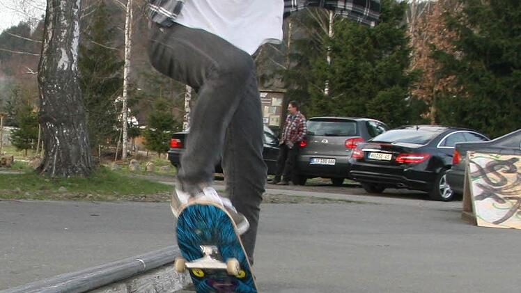 Tim Berns liebt es, auf der Stange zu grinden. Aber sonst hat der Skaterplatz in Stadtsteinach derzeit nicht viel zu bieten.  Fotos: Sonja Adam