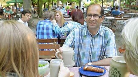 Prost! Anton Hepple stößt mit seiner Familie auf die Brotzeit an.