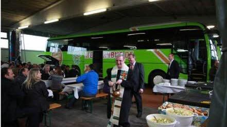 Vor der ersten Fahrt wurden die neuen Fernbusse von Omnibus Wunder geweiht. Foto: privat