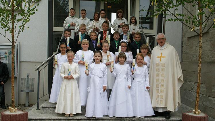 Kirchaich - Pfarrer Ewald Thoma führte in Kirchaich 16 Kinder aus Kirchaich und Dankenfeld erstmals zum Tisch des Herrn: Josephine Klaus, Philipp Hornung, Max Zunker, Johannes Heil, Jacqueline Nagel, Marie Mützel, Lincoln Dockers, Emily Zilling, Emily Kundmüller, Zoe Geus, Sebastian Barthelmes, Noah Schneider, Elias Schneider, Sophia Diroll Michelle Basel und Melina Röder.  Foto: Sabine Weinbeer