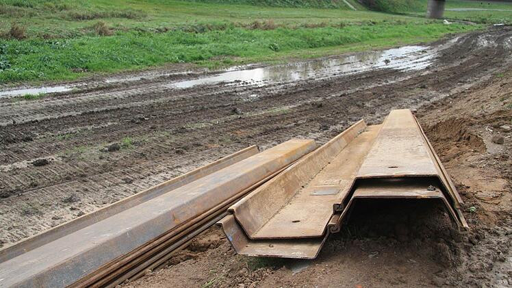 Der Damm der Kulmbacher Flutmulde ist abgegraben. Spundwände sorgen dafür, dass auch in der Bauphase die Anwohner vor Hochwasser geschützt sind. Foto: Sonja Adam