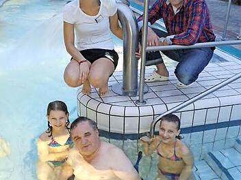 Mitarbeiter der Offenen Hilfen der Lebenshilfe Kronach und das Badpersonal des Crana Mare ermöglichen Engelbert Zwosta einen unkomplizierten Besuch im Schwimmbad. Mit im Bild sind seine beiden Enkelinnen Jessica und Chiara. Foto: privat
