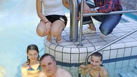 Mitarbeiter der Offenen Hilfen der Lebenshilfe Kronach und das Badpersonal des Crana Mare ermöglichen Engelbert Zwosta einen unkomplizierten Besuch im Schwimmbad. Mit im Bild sind seine beiden Enkelinnen Jessica und Chiara. Foto: privat
