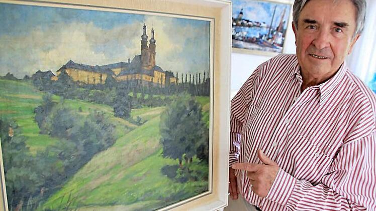 Ernst Paul Wagner mit einem Ölgemälde von Elisabeth Kühn aus dem Jahr 1946, das sich in seinem Besitz befindet. Foto: Matthias Einwag